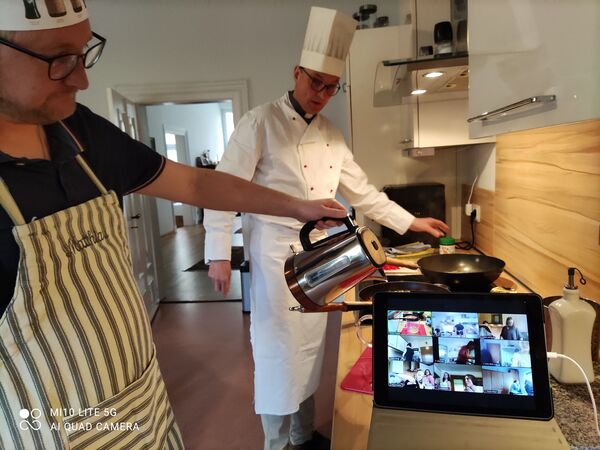 Gemeinsam mit zahlreichen Jugendlichen bereiteten Kaplan Matthias Rejnowski (l.) und Propst Thomas Berkefeld Salami-Lasagne und Quarkspeise zu.