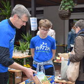 Bischof Dr. Heiner Wilmer stöbert auf dem Flohmarkt im Innenhof von St. Michael.