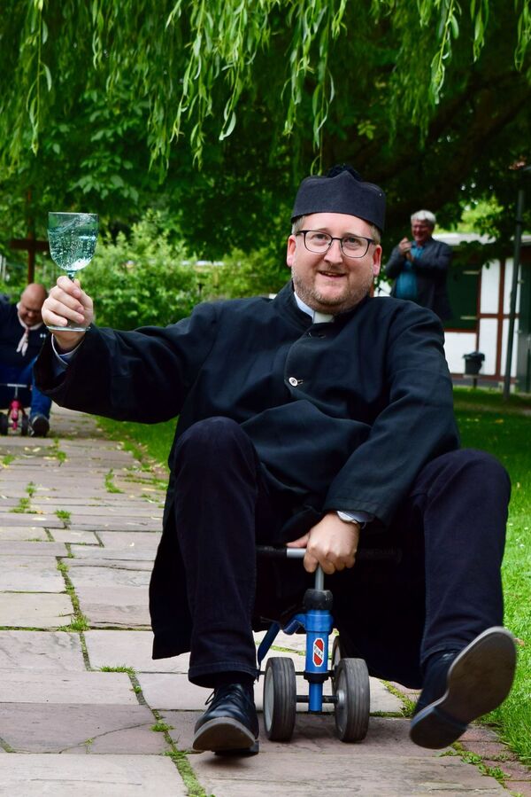 Zur Tauglichkeitsprüfung als Diözesanjugendseelsorger gehörte, Segen auf ungewöhnlichen Wegen zu verteilen.